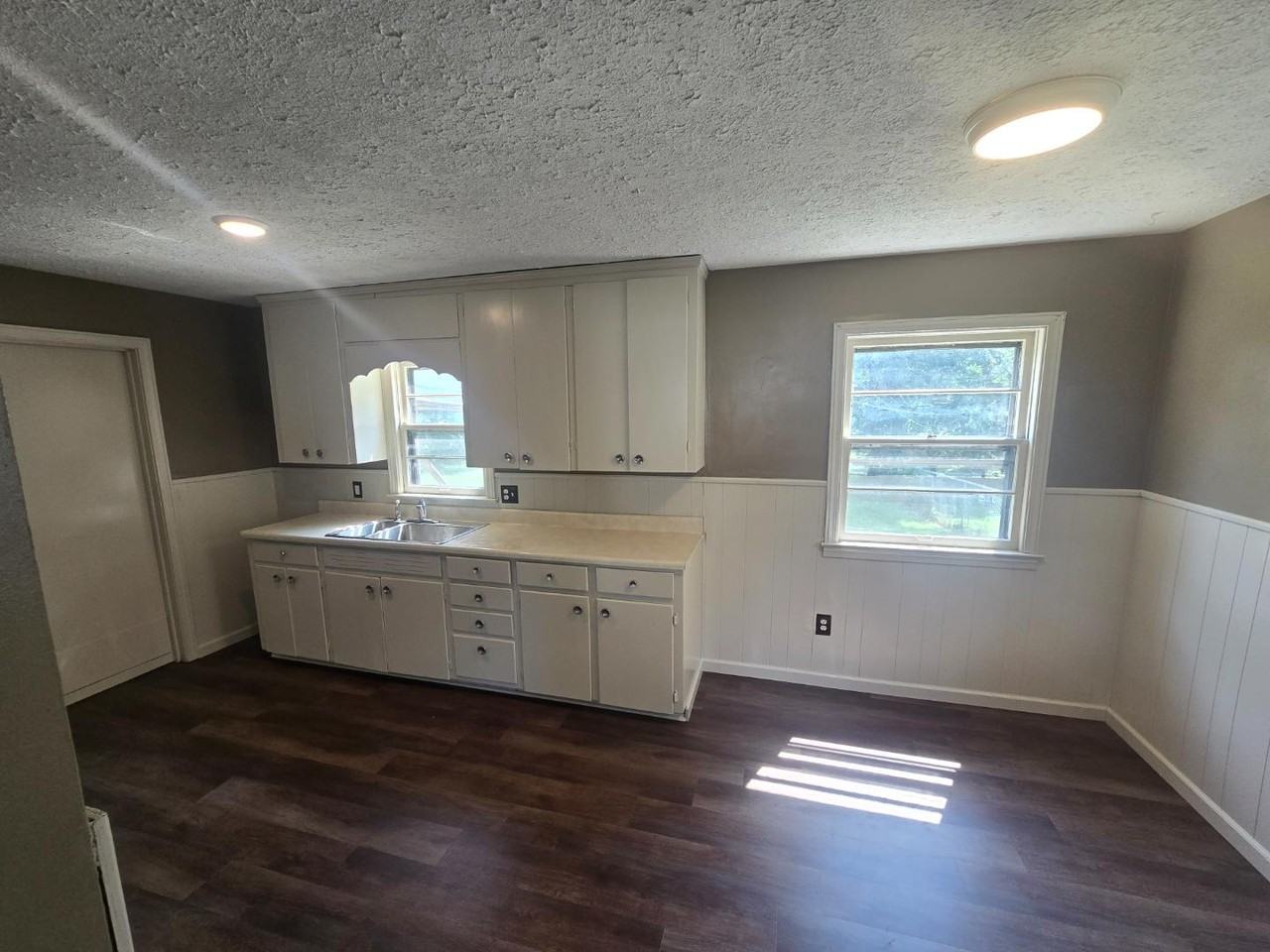 148 Corwin Ave - Photo 4 of 14