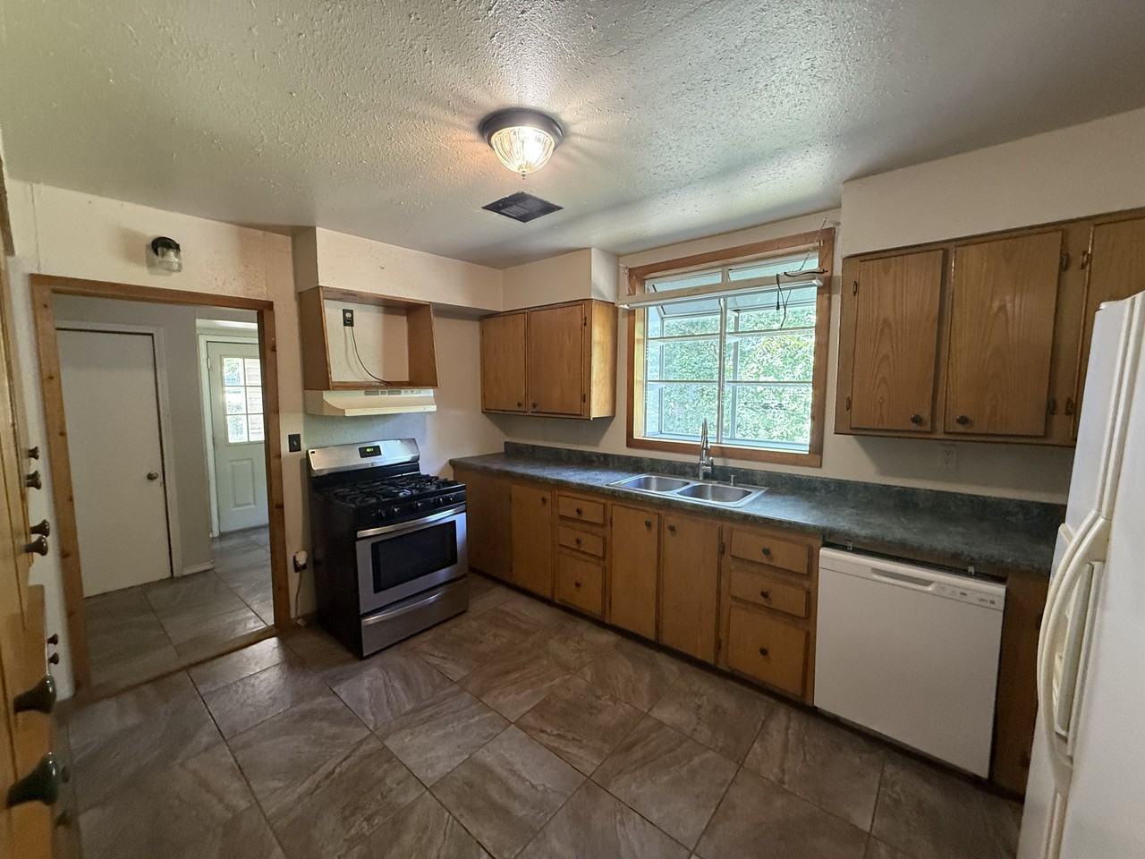 731 E 9th St #1 - Photo 4 of 10
