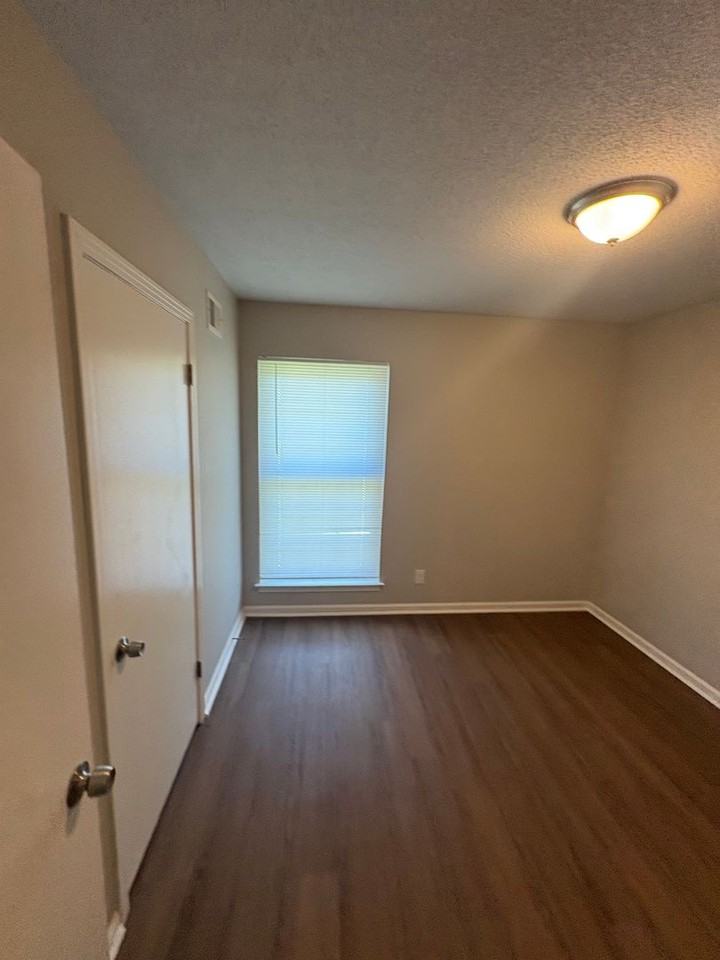 3235 Dorchester St - Photo 3 of 7