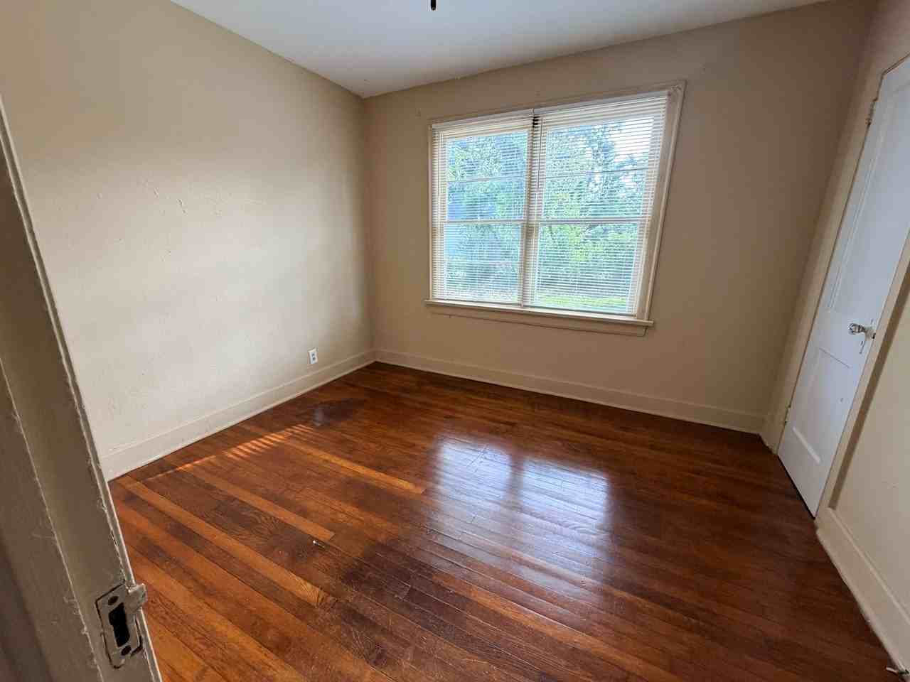 1211 N Oak St - Photo 3 of 16