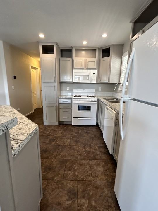 4400 W Missouri Ave #83 - Photo 6 of 28