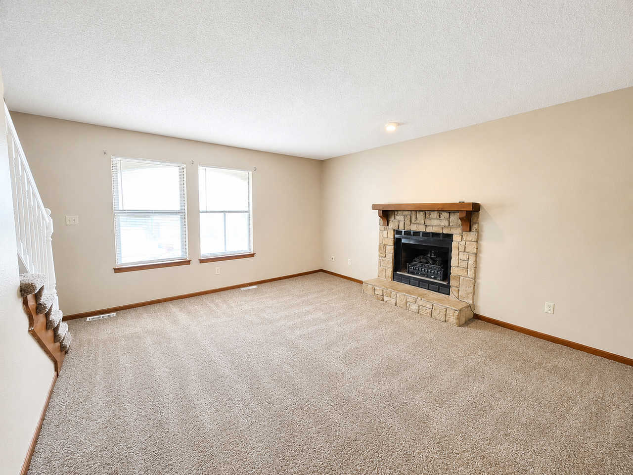18900 E Manor Dr - Photo 2 of 12