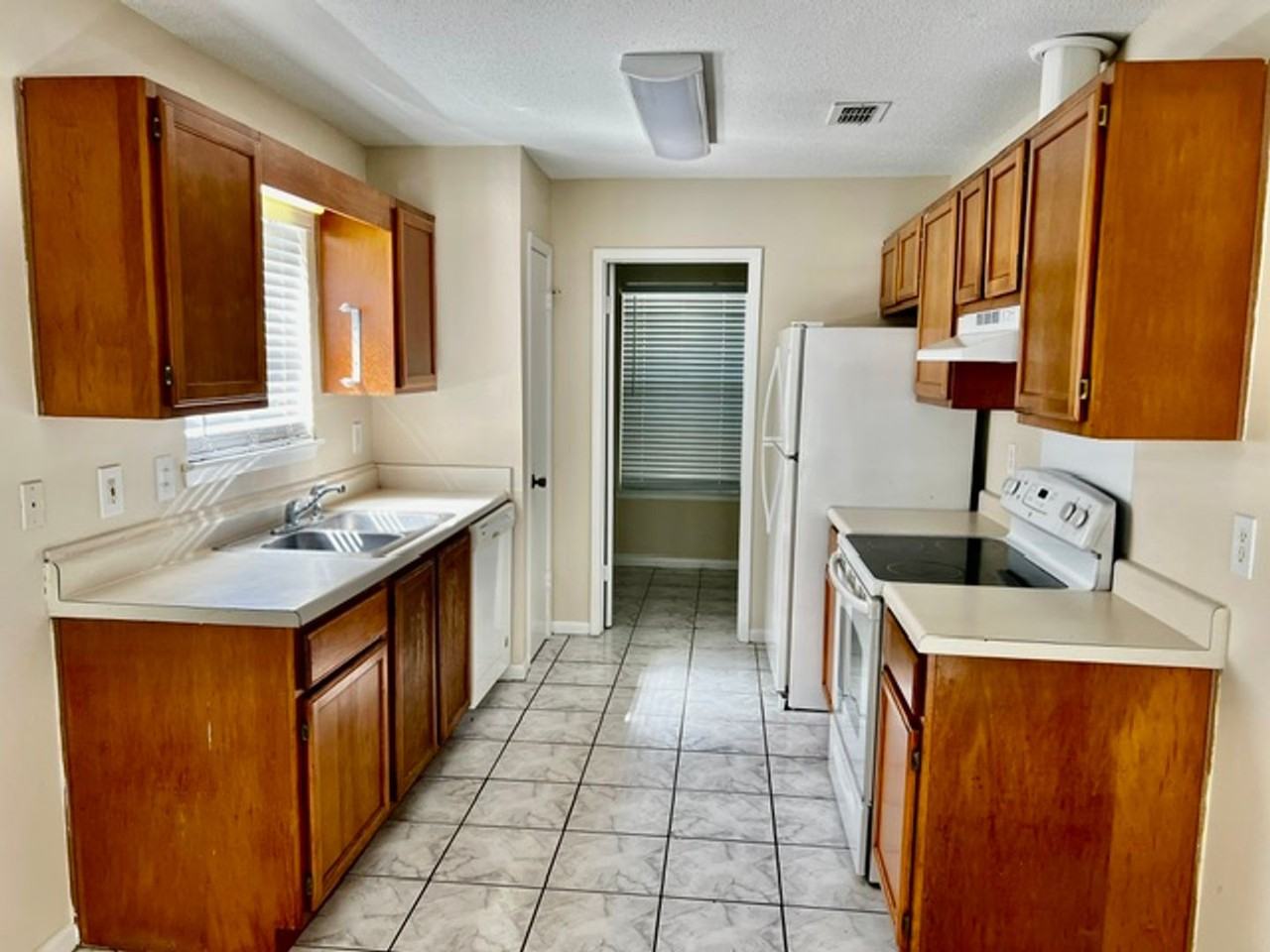 795 Royal Woods Dr W - Photo 3 of 14