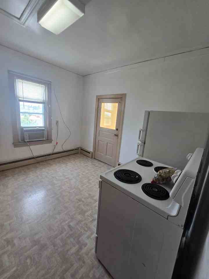 533 W Broadway - Photo 5 of 32