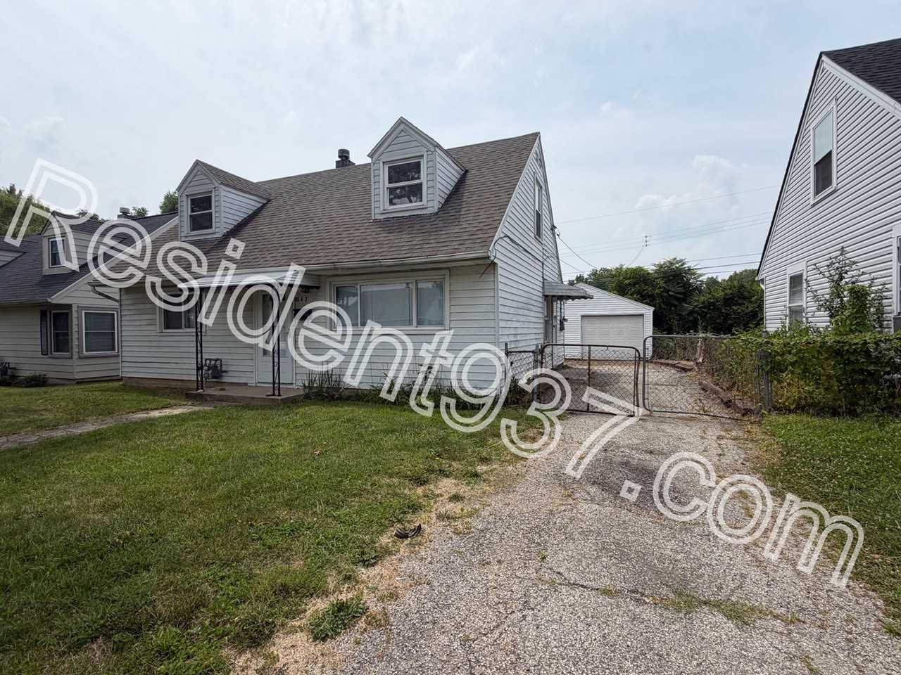 1047 Blakley Dr - Photo 2 of 16