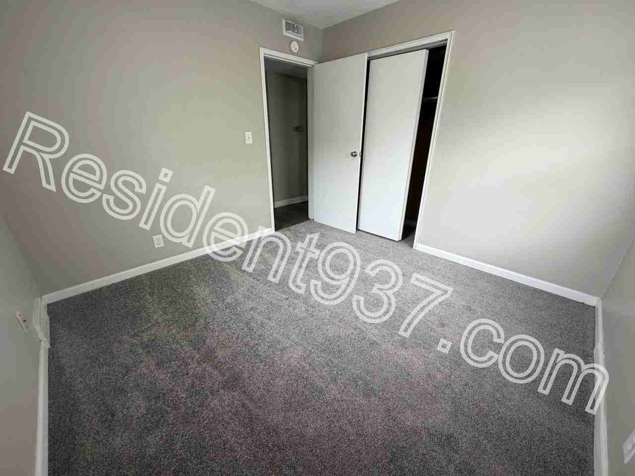 1047 Blakley Dr - Photo 3 of 16