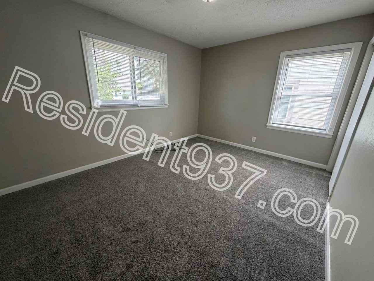 1047 Blakley Dr - Photo 4 of 16