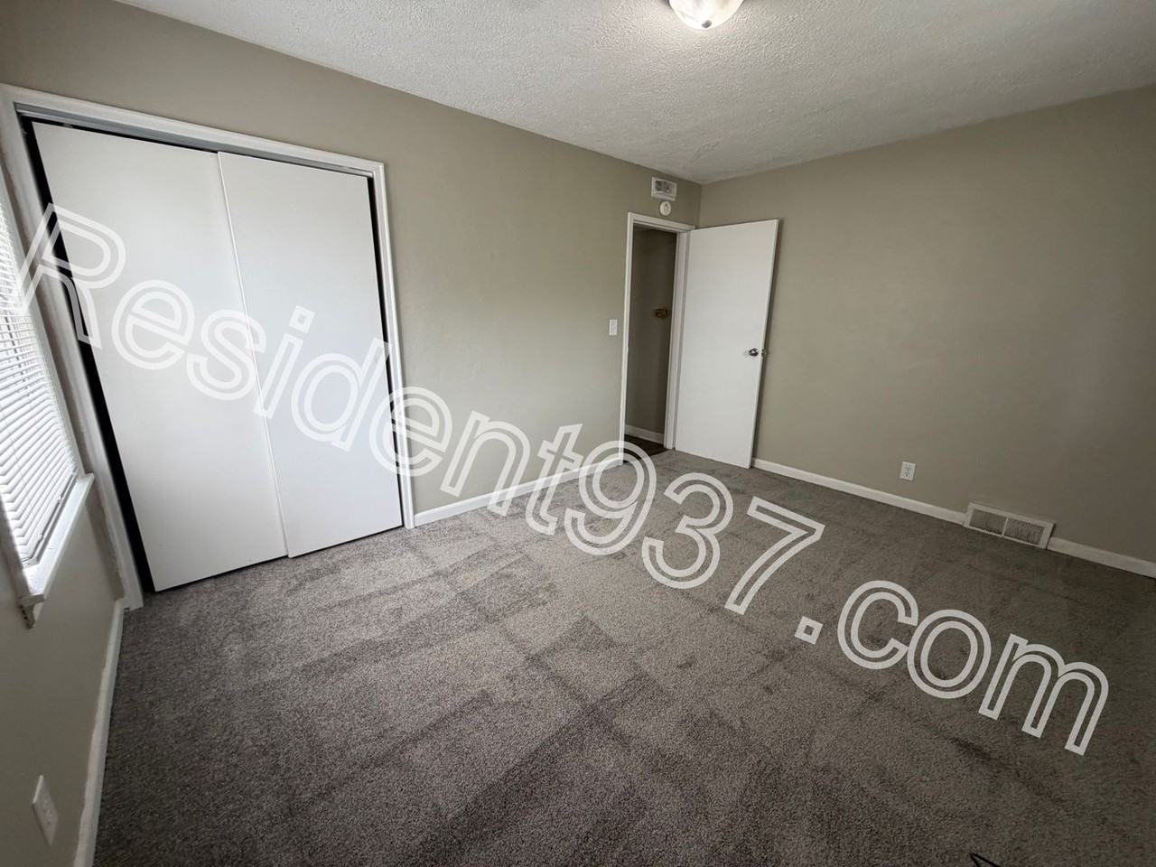 1047 Blakley Dr - Photo 5 of 16