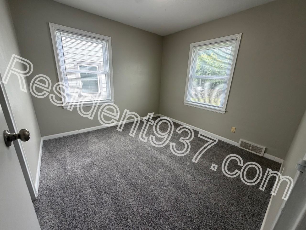 1047 Blakley Dr - Photo 6 of 16