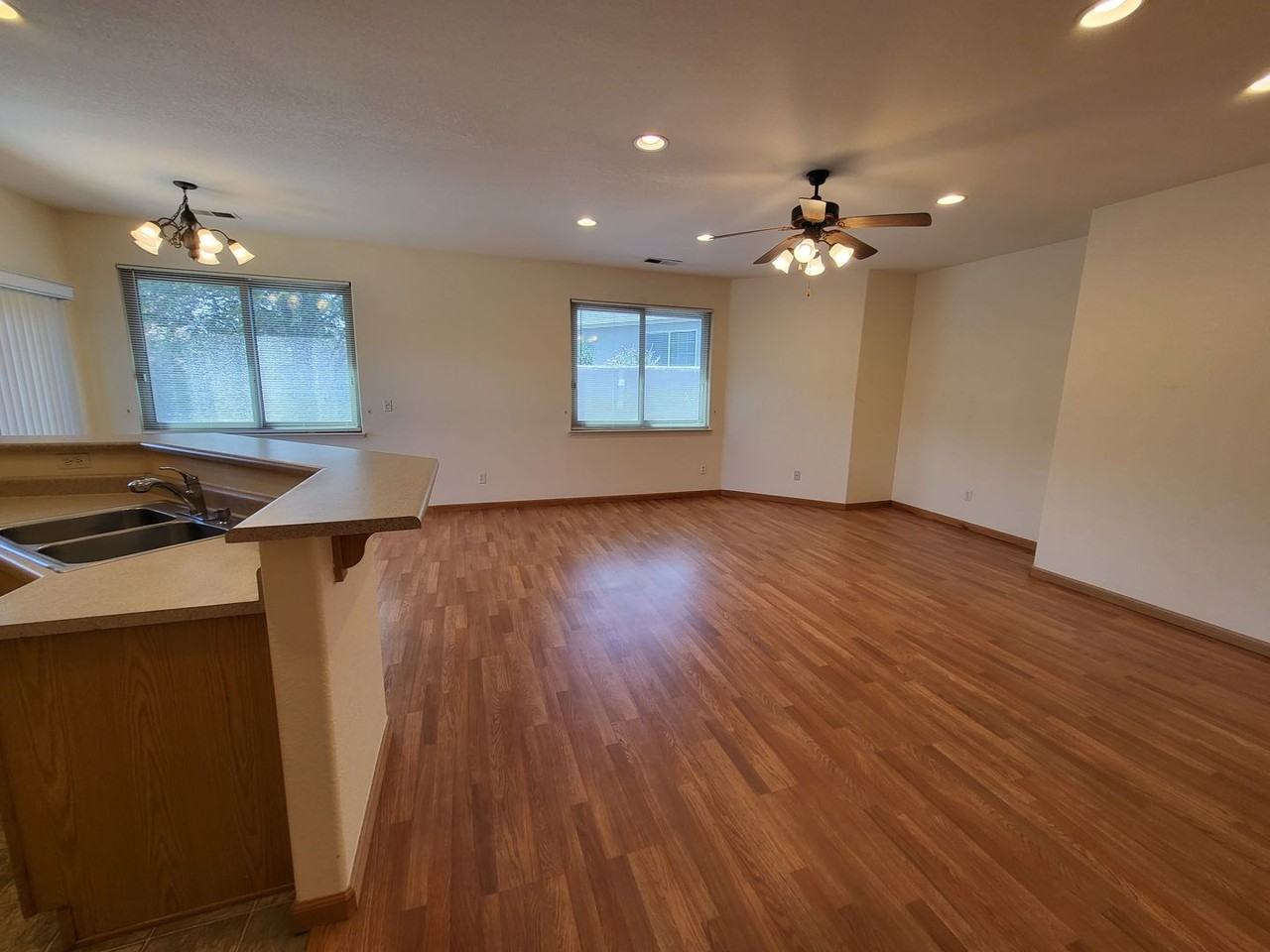 1921 Teal Dr - Photo 3 of 10