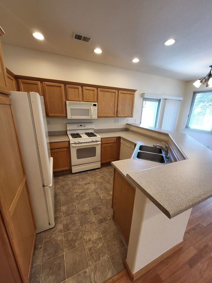 1921 Teal Dr - Photo 4 of 10