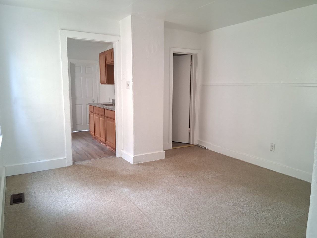 213 Cohansey St - Photo 4 of 19