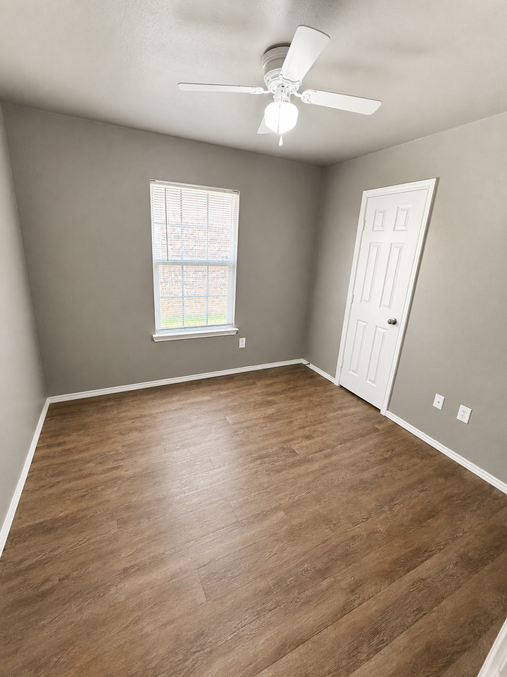 1919 100th St - Photo 5 of 8