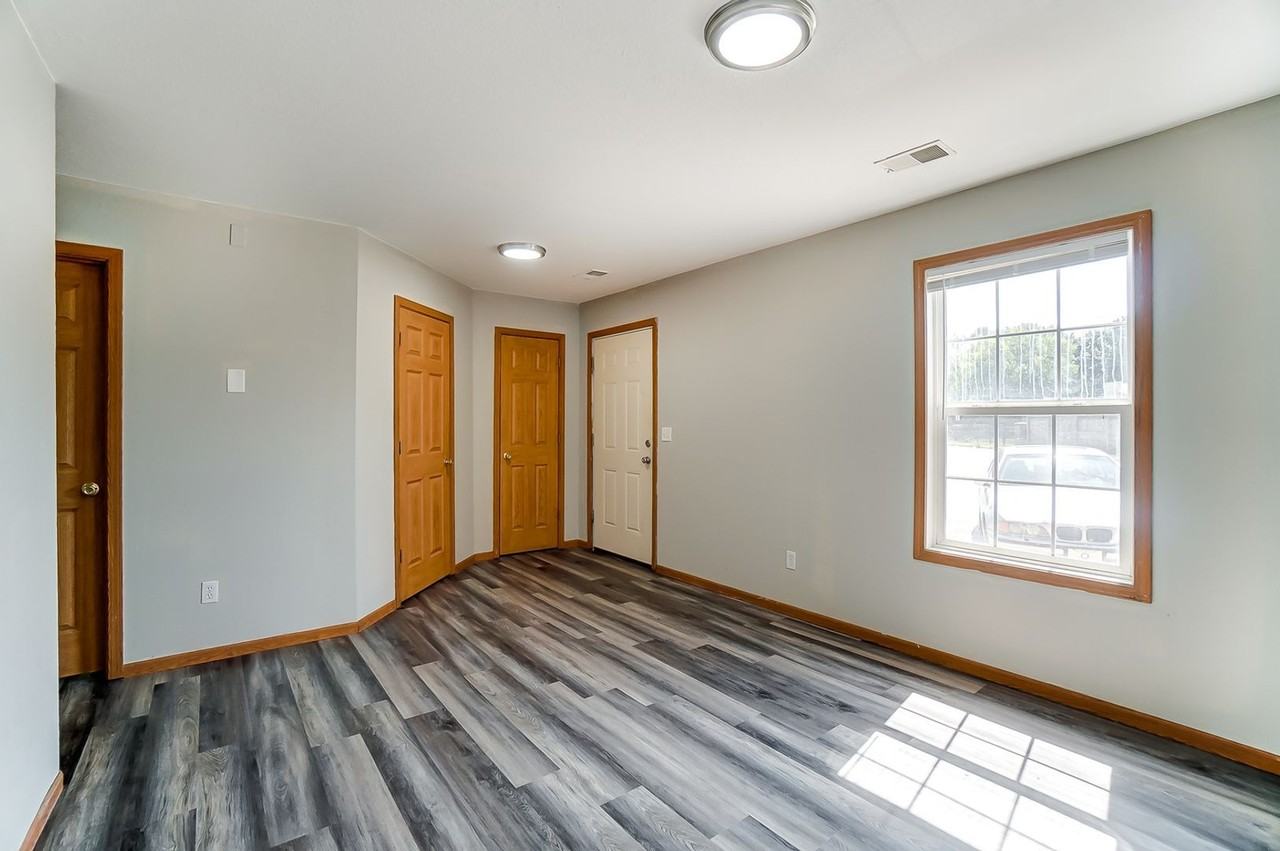 1115 N Byrne Rd - Photo 3 of 40
