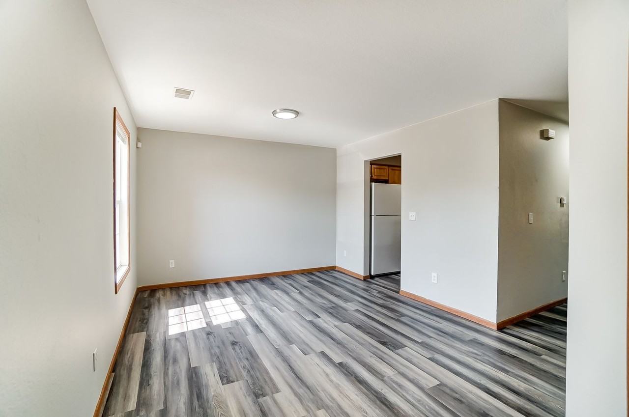 1115 N Byrne Rd - Photo 4 of 40