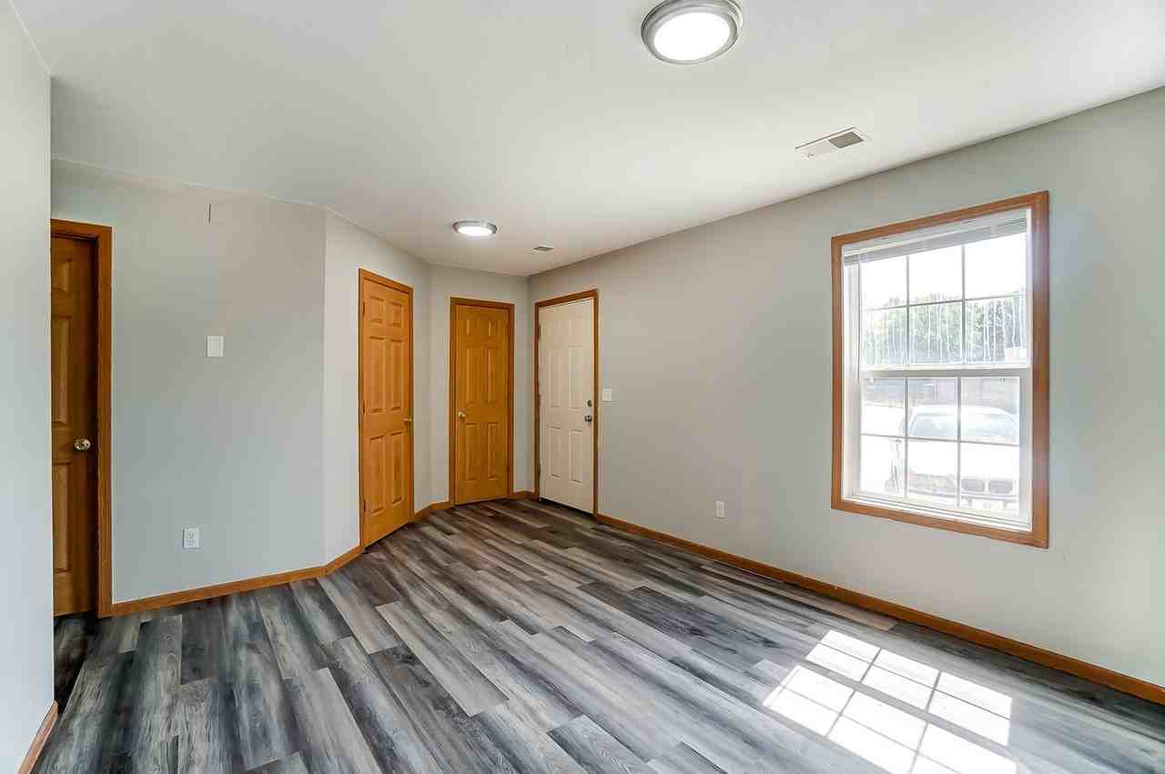 1117 N Byrne Rd - Photo 3 of 40