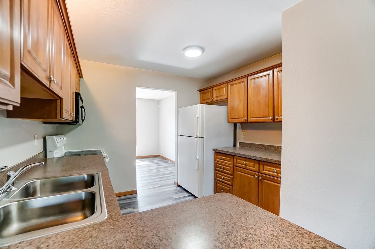 1117 N Byrne Rd - Photo 6 of 40