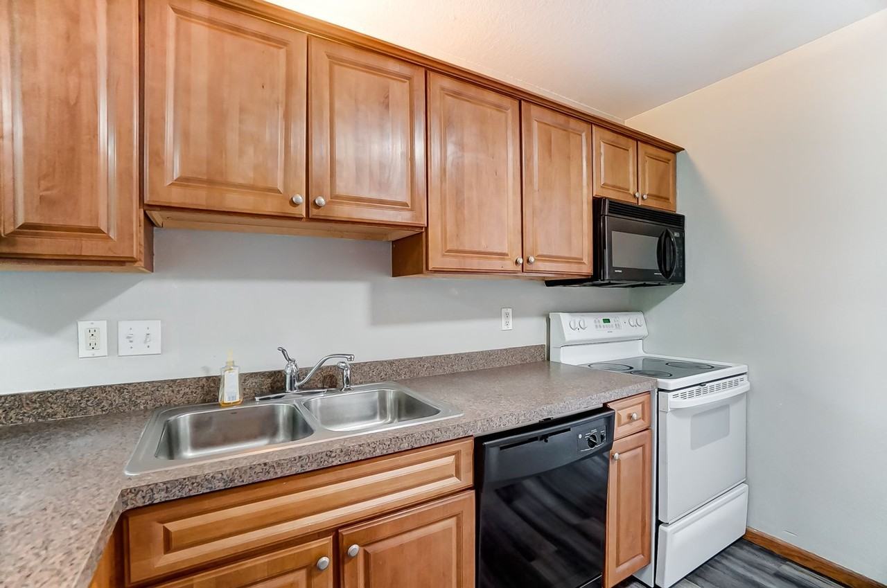 1117 N Byrne Rd - Photo 7 of 40