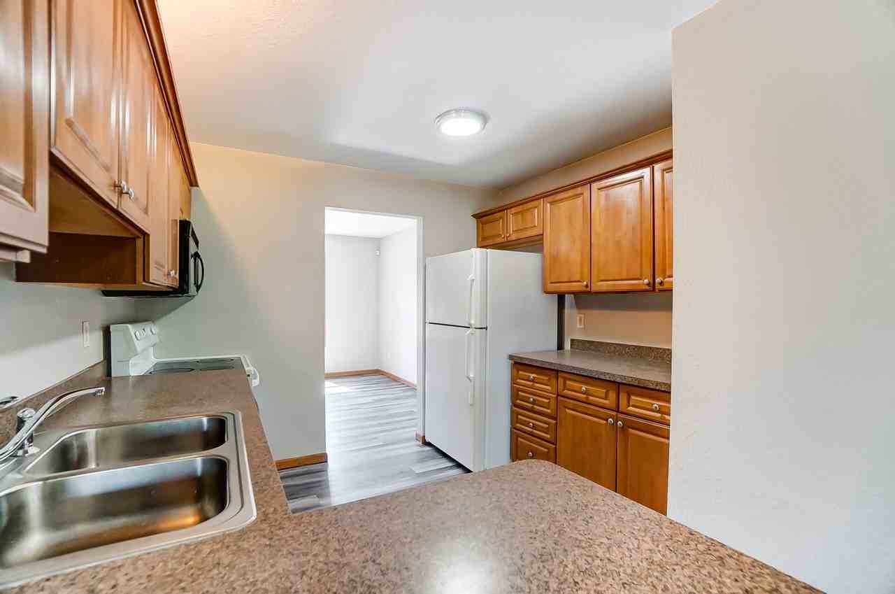 1119 N Byrne Rd - Photo 6 of 40