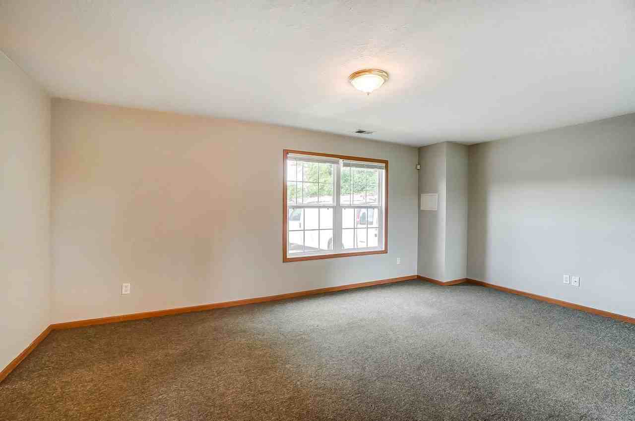 1103 N Byrne Rd - Photo 4 of 34