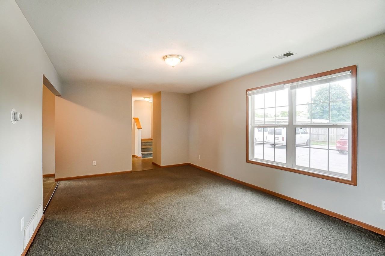 1103 N Byrne Rd - Photo 5 of 34
