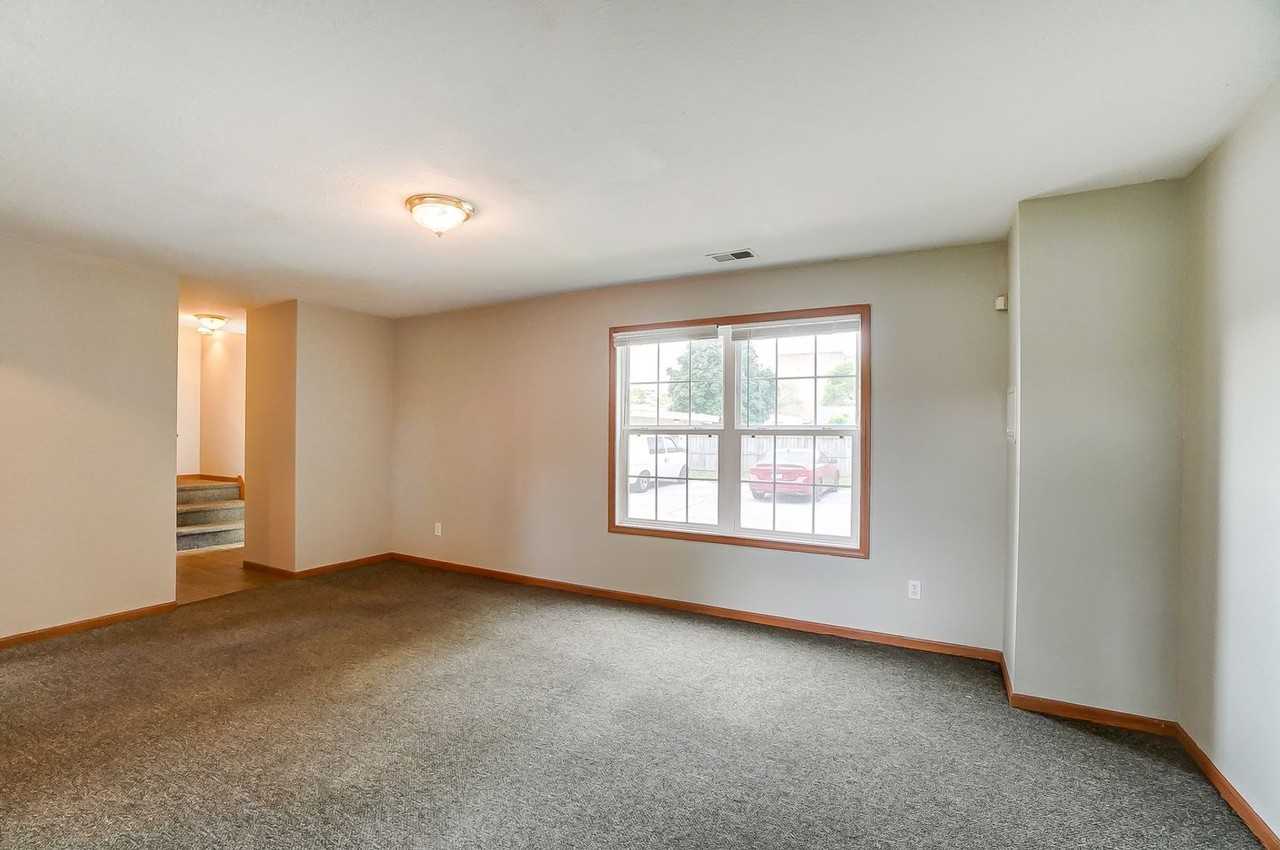 1103 N Byrne Rd - Photo 6 of 34