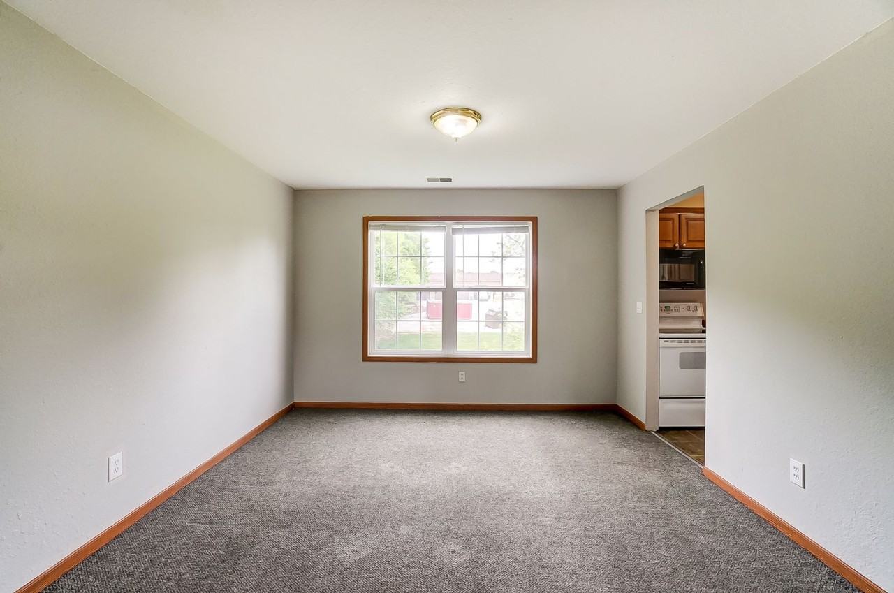 1103 N Byrne Rd - Photo 7 of 34