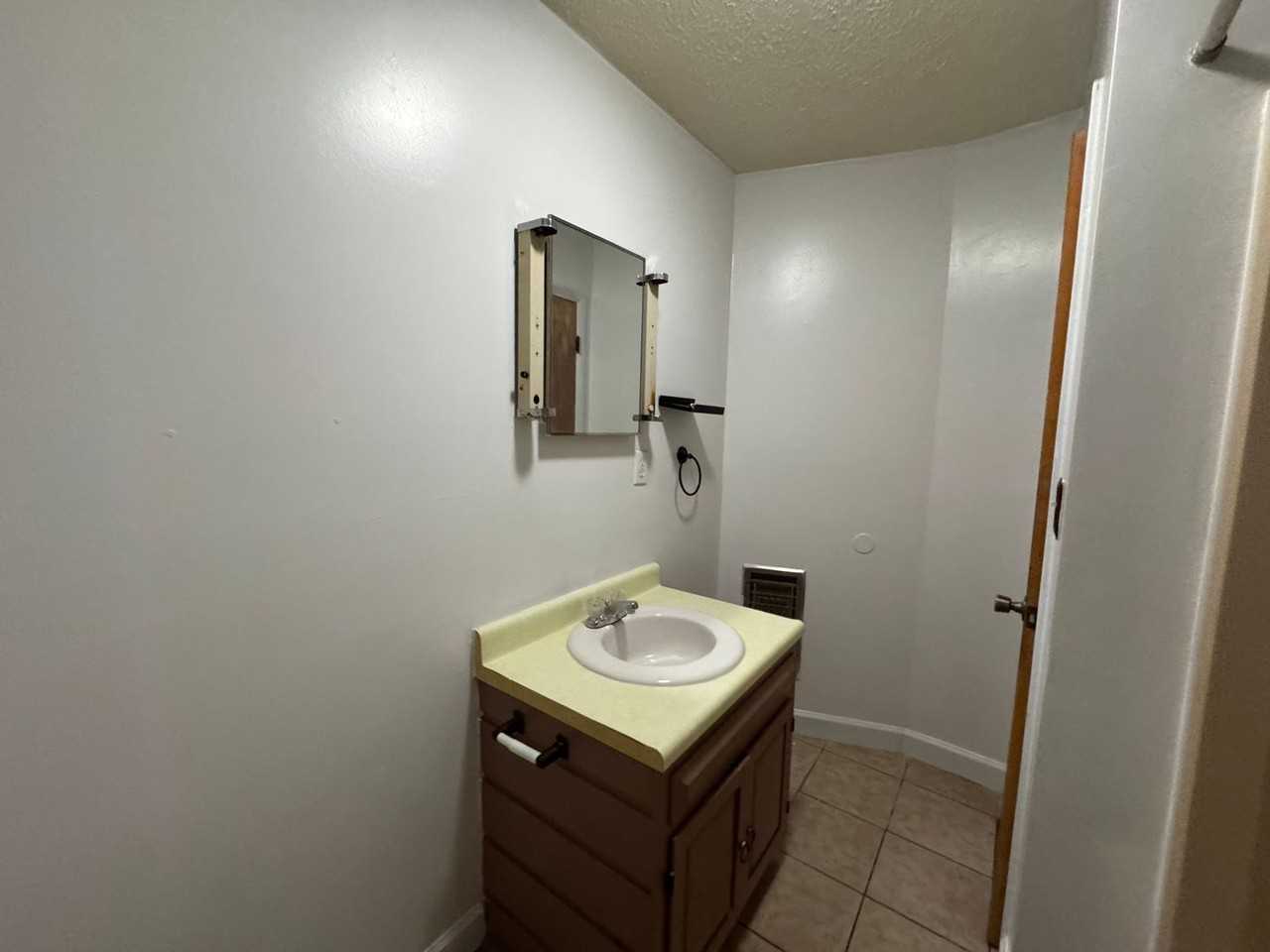 602 Oak Grove Rd - Photo 5 of 11