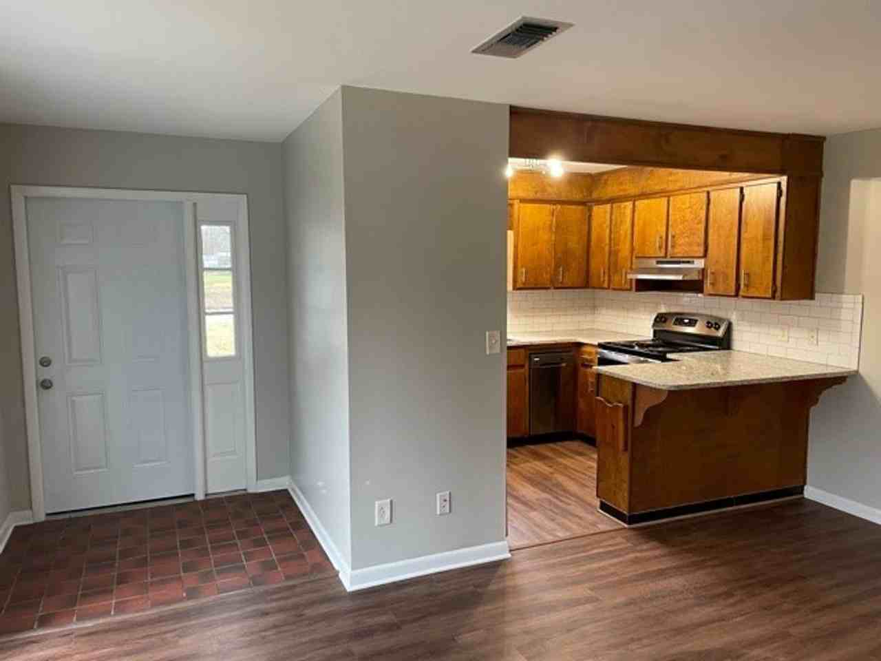 215 S Oak Ave - Photo 3 of 13
