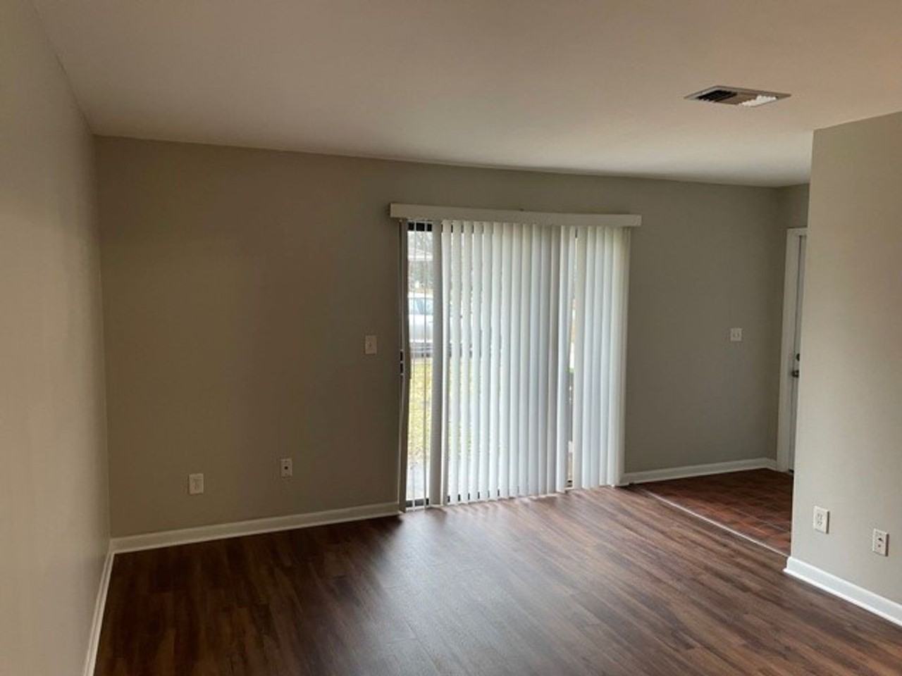 215 S Oak Ave - Photo 4 of 13