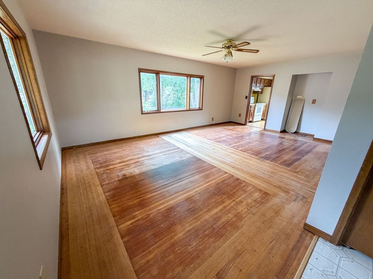 609 N Edmunds St - Photo 2 of 24