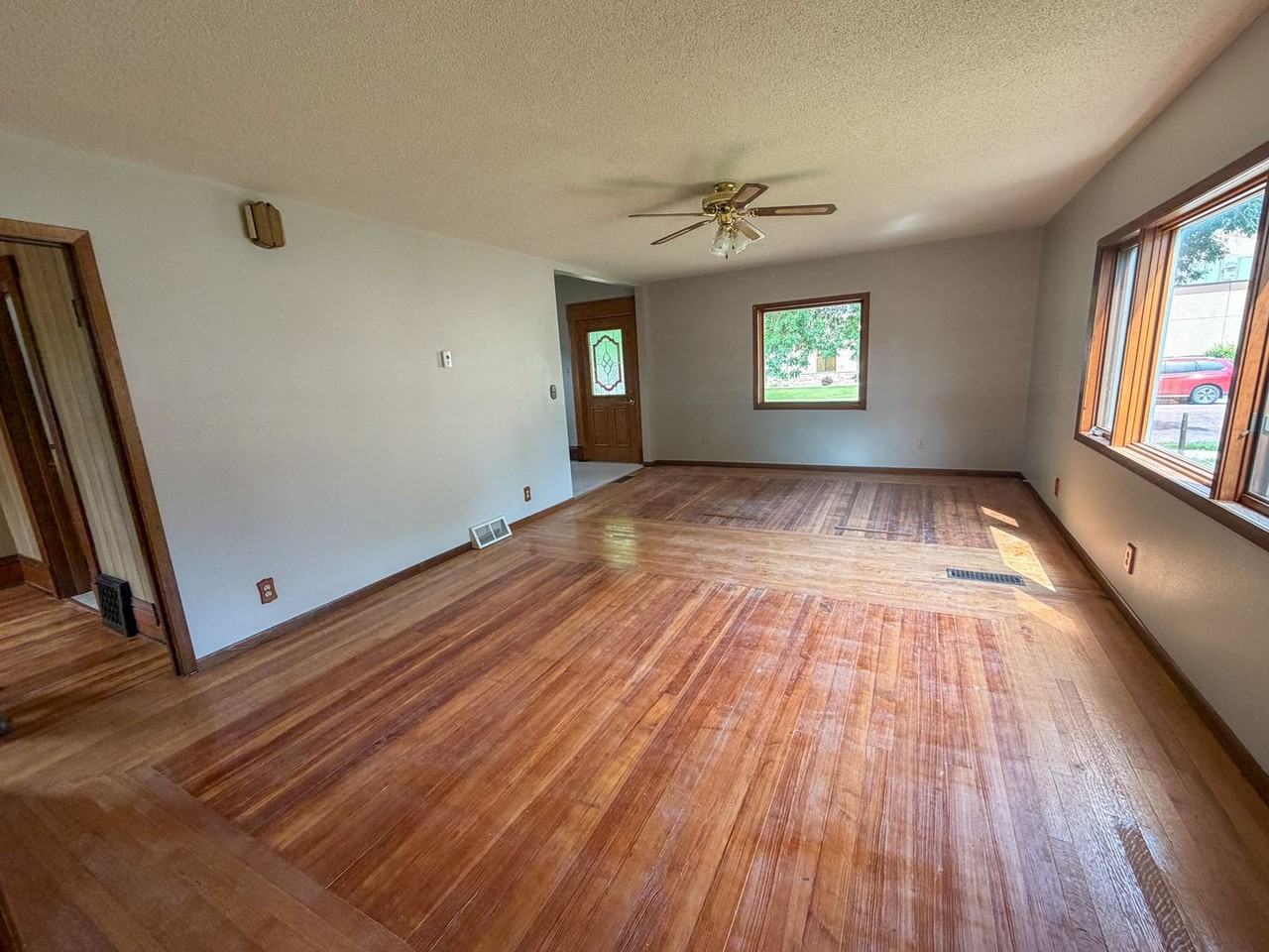 609 N Edmunds St - Photo 3 of 24