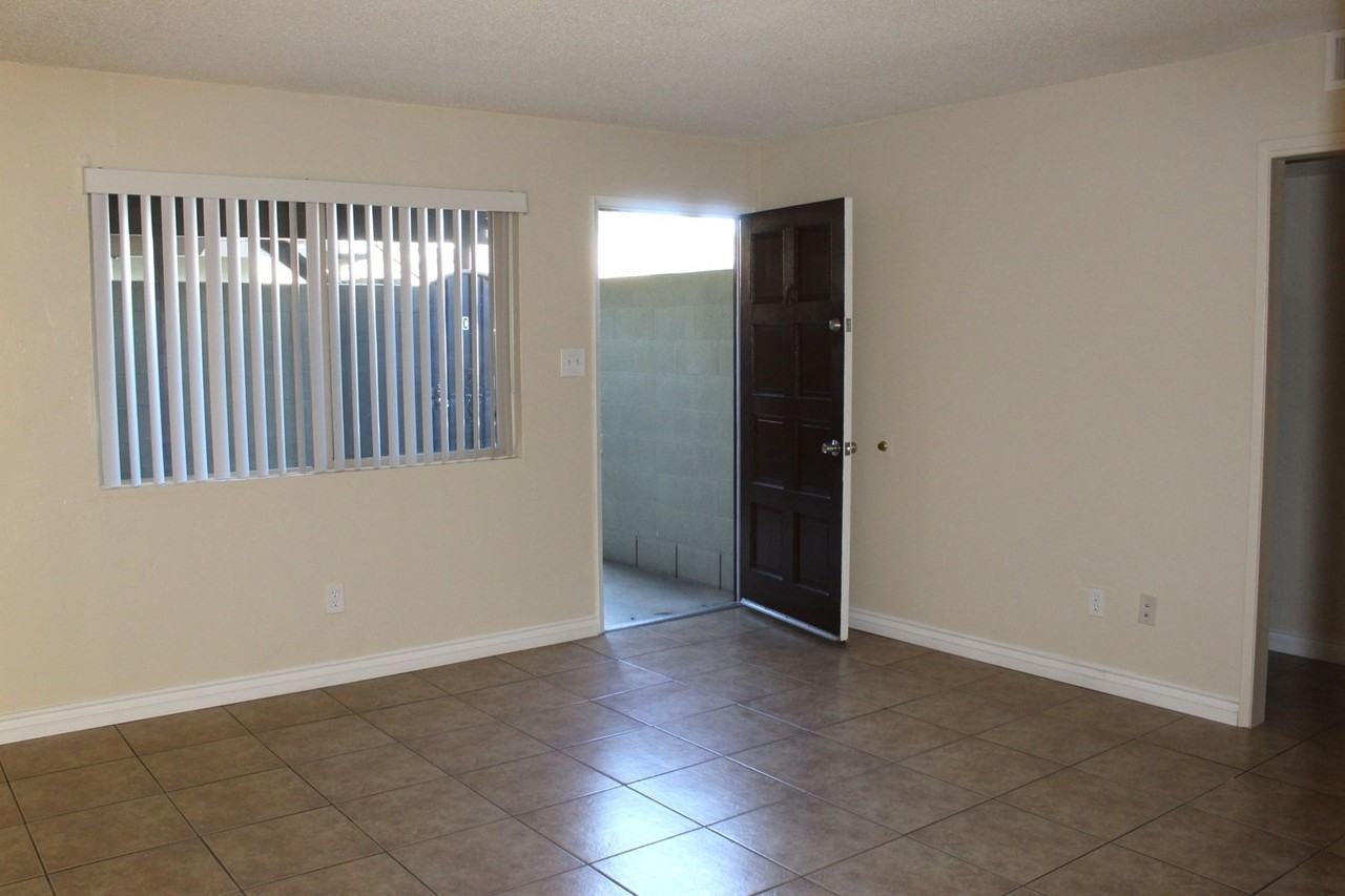 5913 Nogal Ave - Photo 2 of 10
