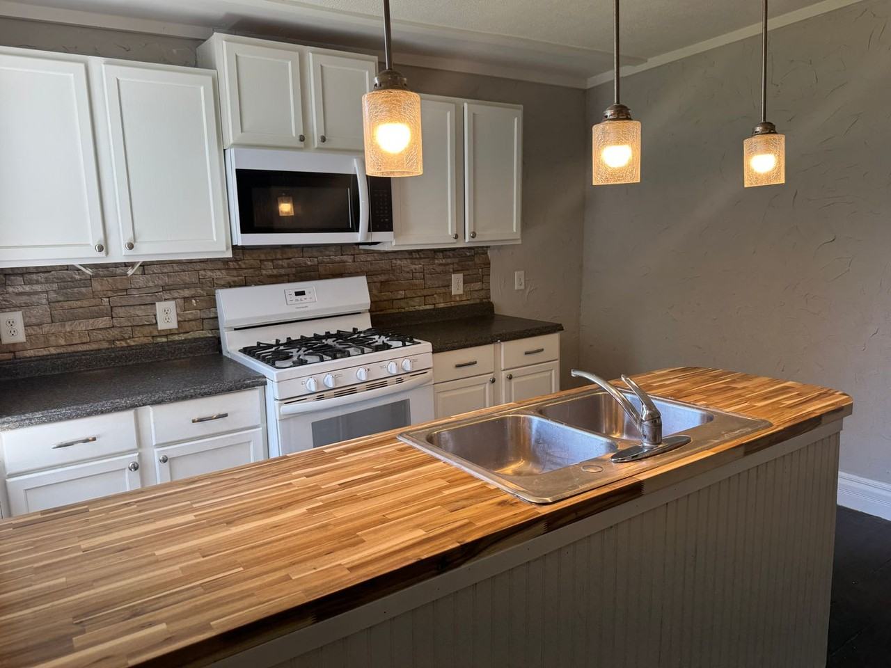 2715 Patee St - Photo 4 of 11