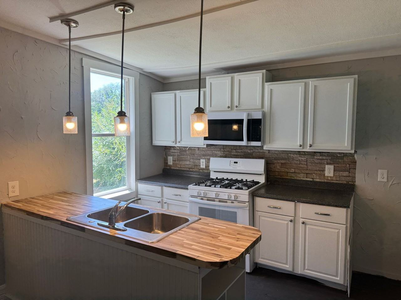 2715 Patee St - Photo 5 of 11