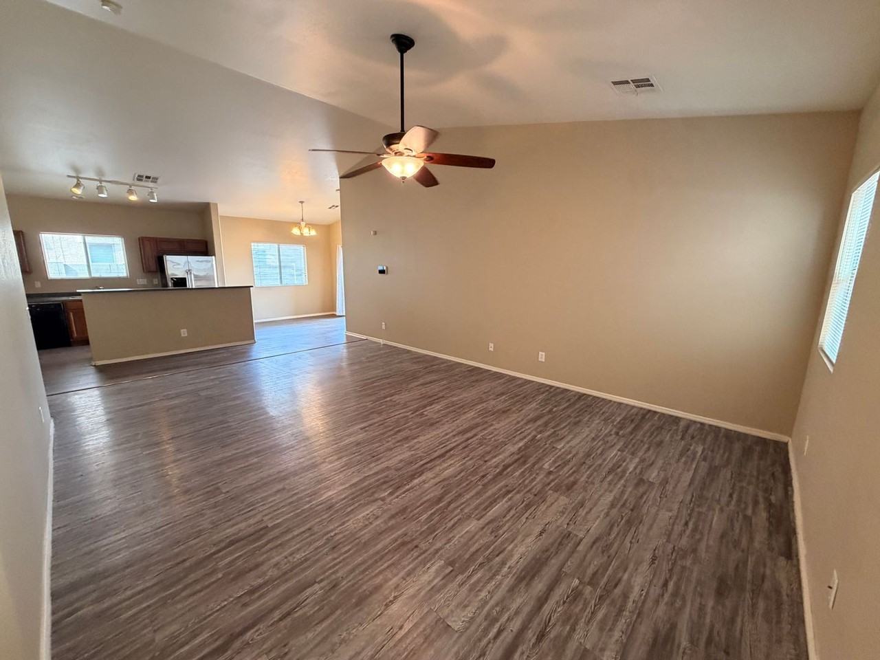 2517 S 116th Ave - Photo 3 of 26