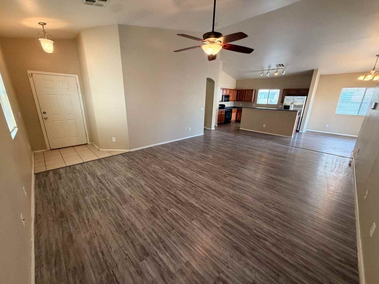 2517 S 116th Ave - Photo 4 of 26
