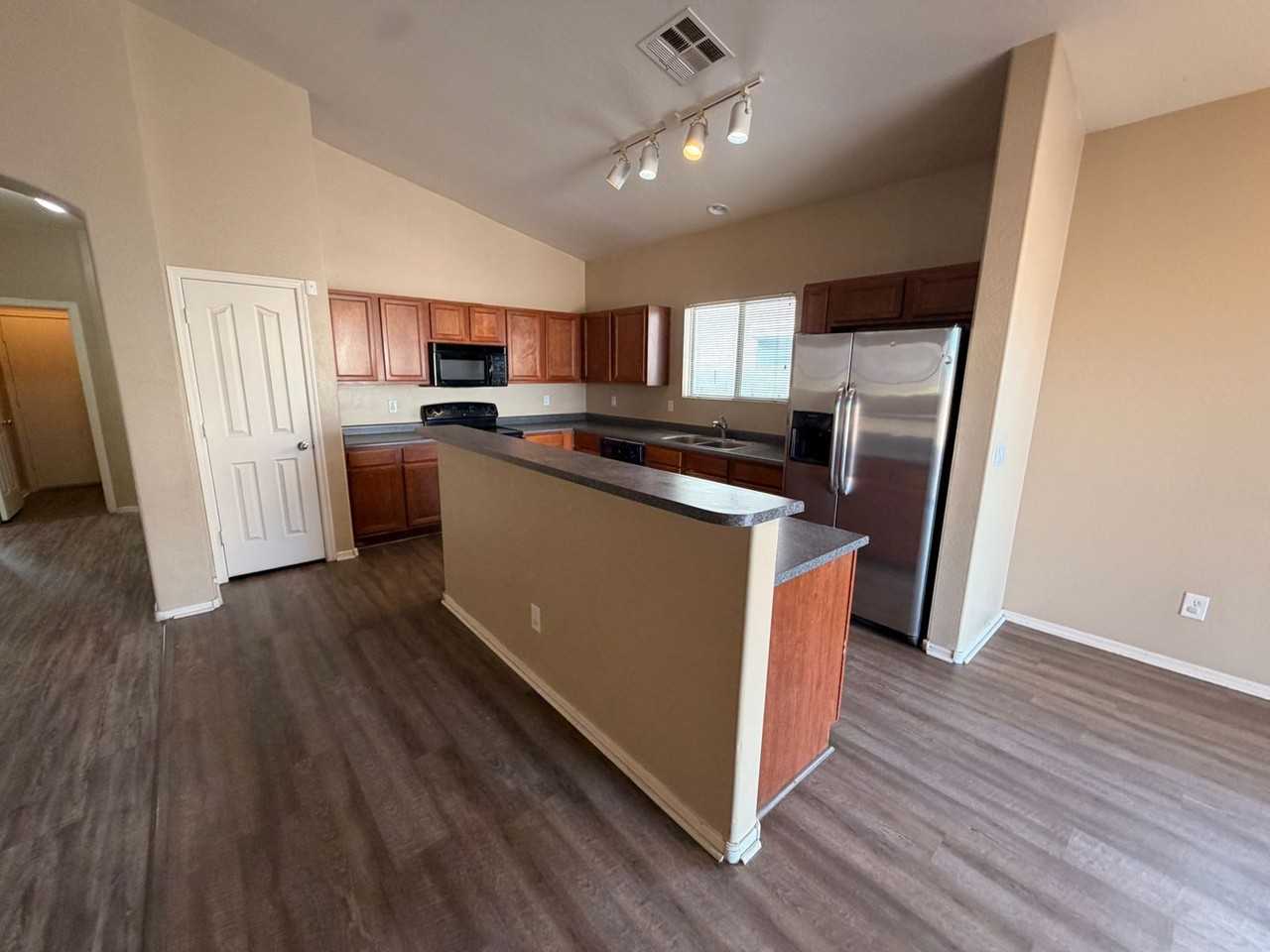 2517 S 116th Ave - Photo 5 of 26