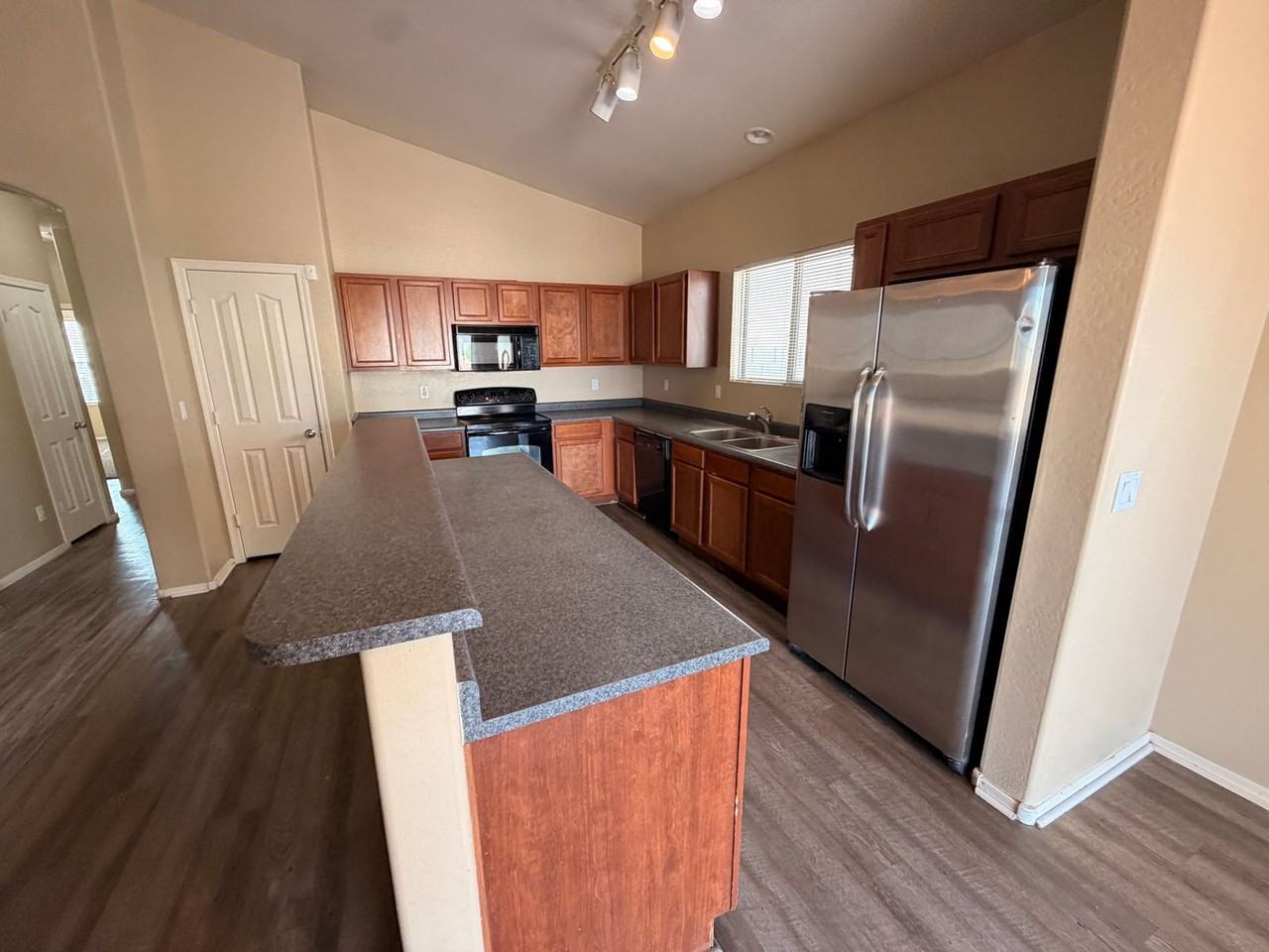 2517 S 116th Ave - Photo 7 of 26
