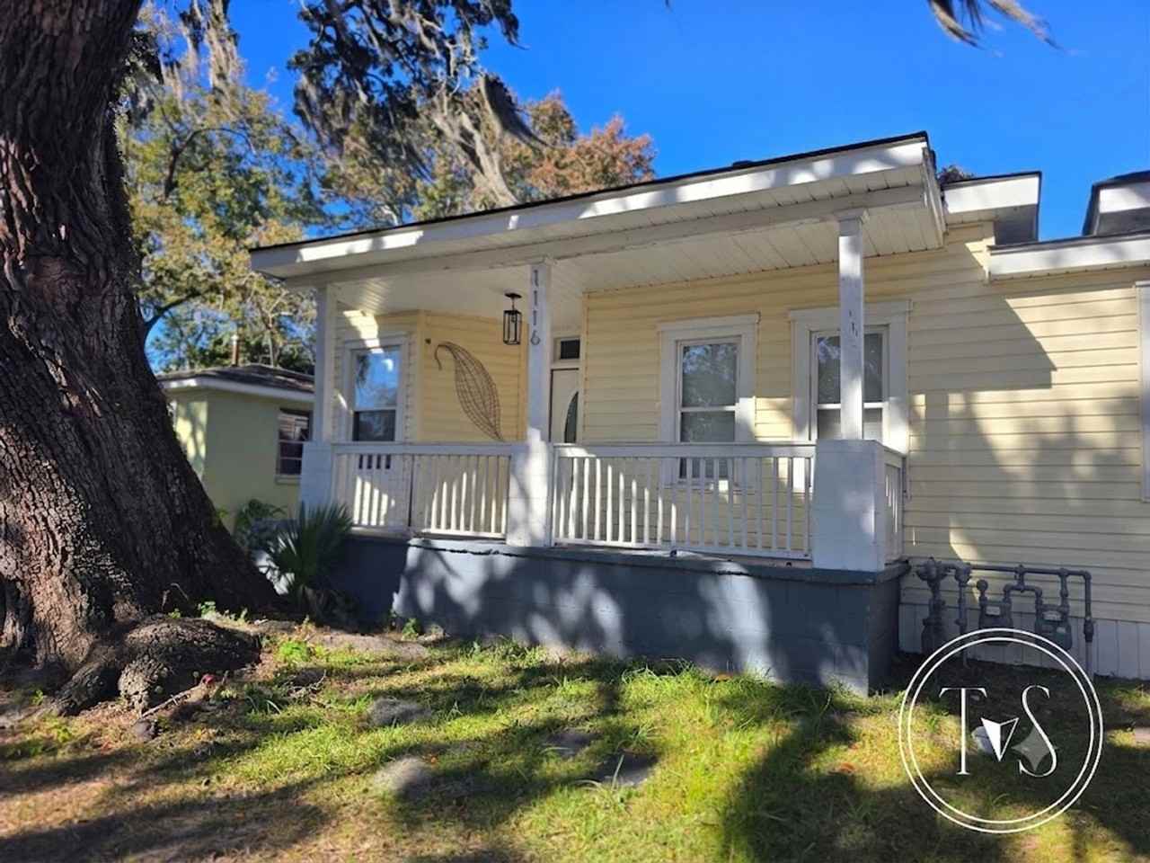 1116 Ne 36th St - Photo 2 of 23