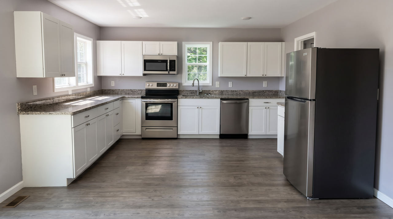 1215 Oaklawn St Se - Photo 5 of 10