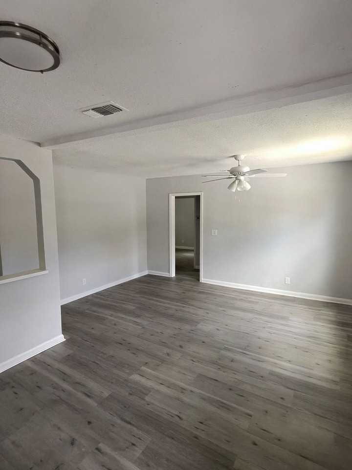 1080 W 13th St - Photo 4 of 18