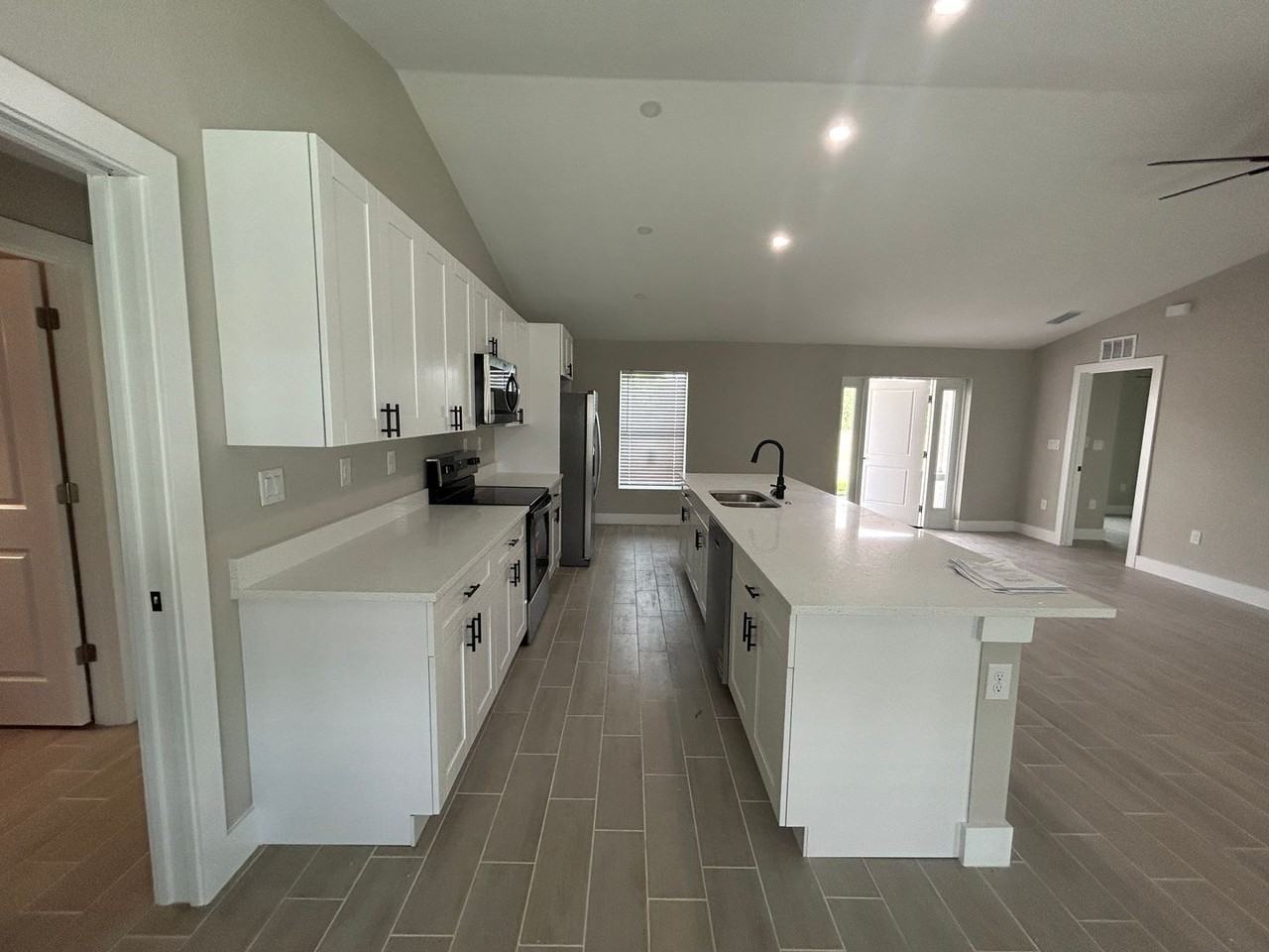 3933 Ne 19th Ave - Photo 2 of 17