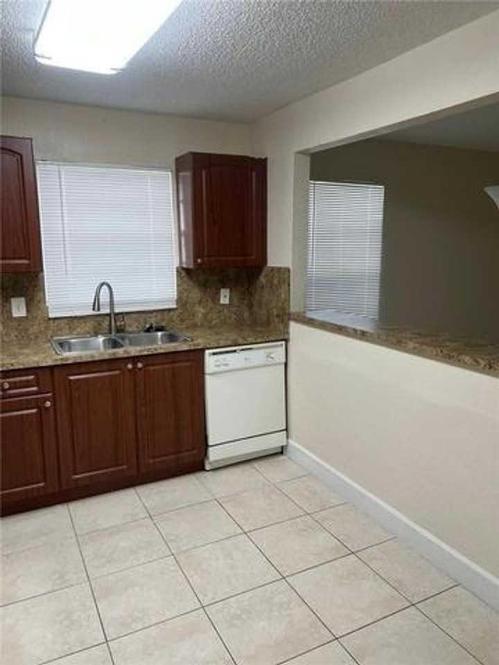 9 Ne 44th St - Photo 2 of 15