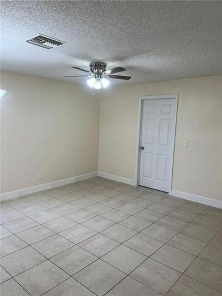 9 Ne 44th St - Photo 5 of 15