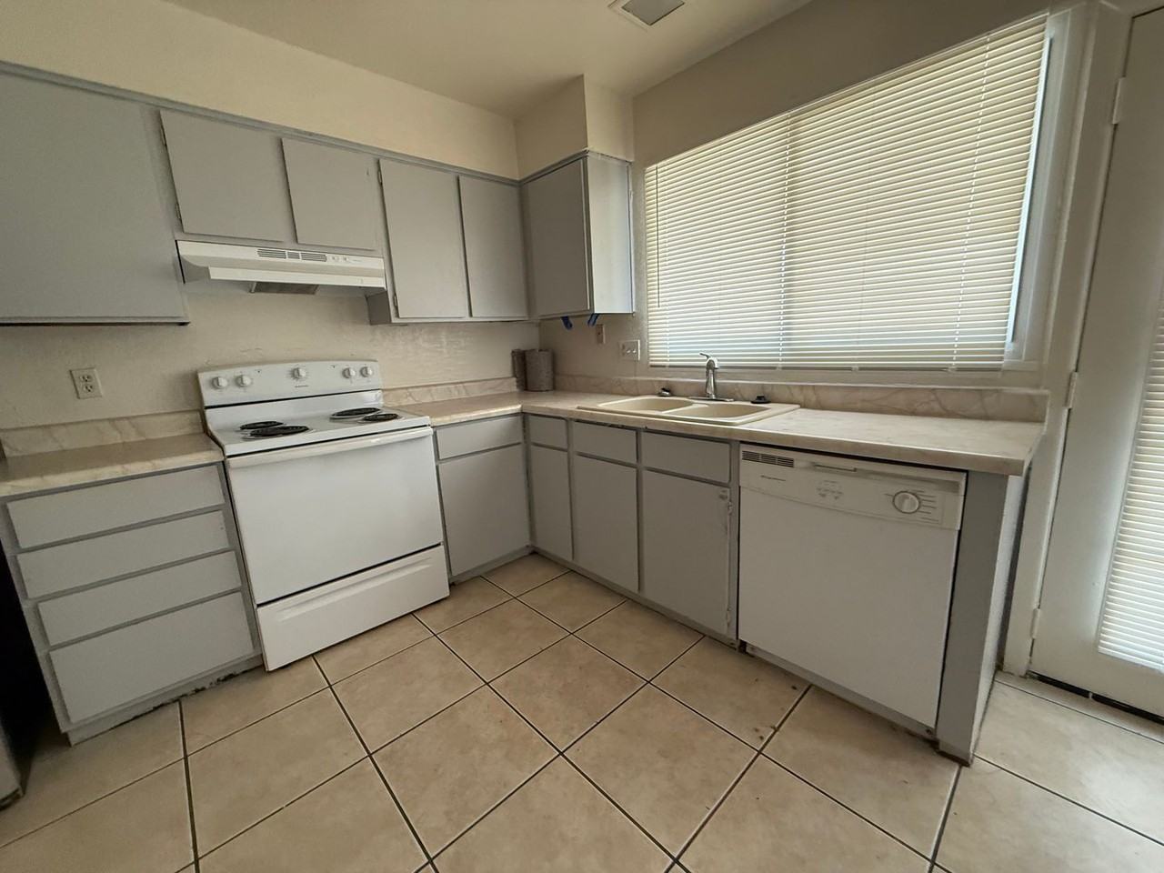 6119 N 31st Ave - Photo 3 of 26