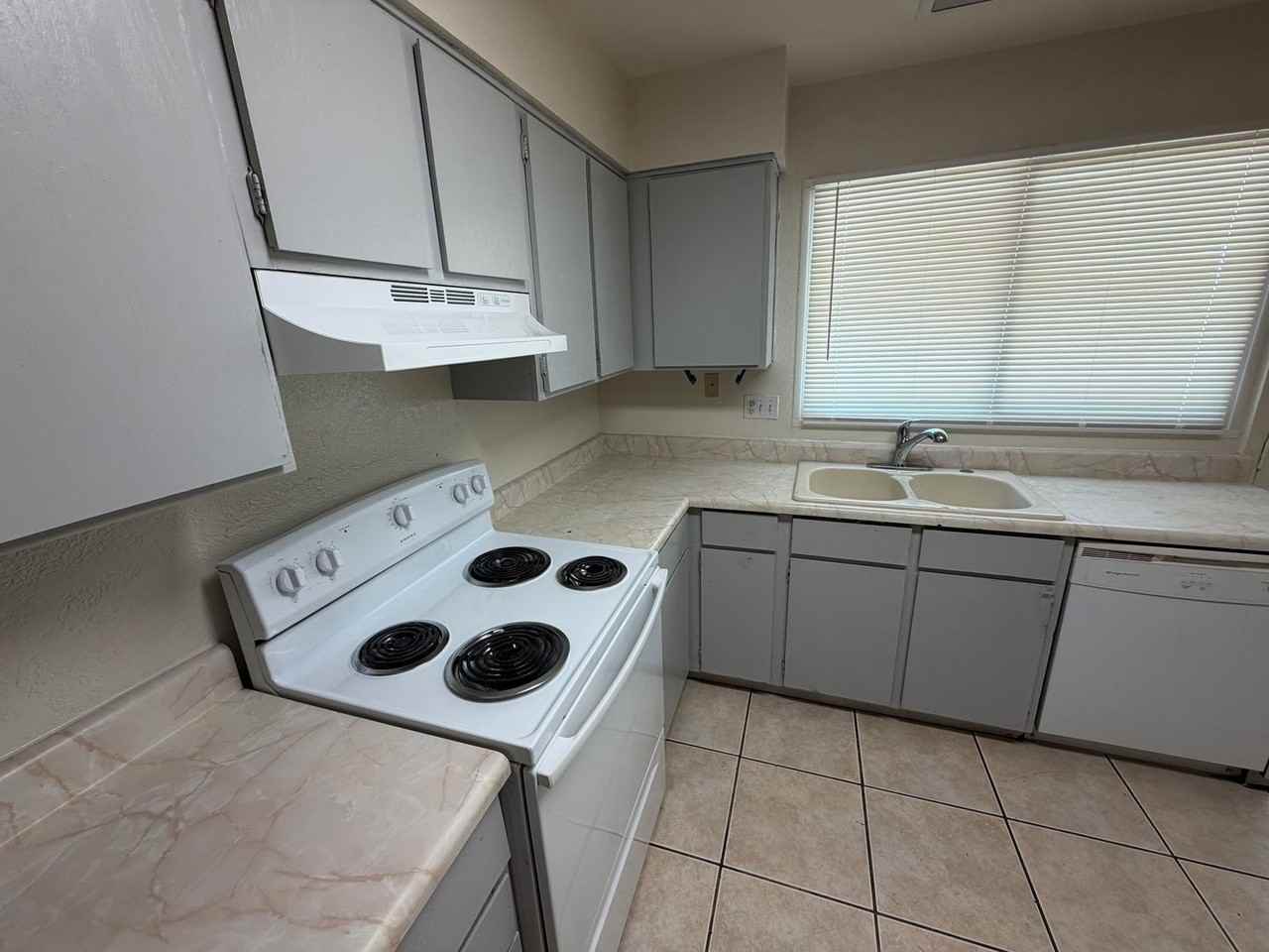6119 N 31st Ave - Photo 4 of 26
