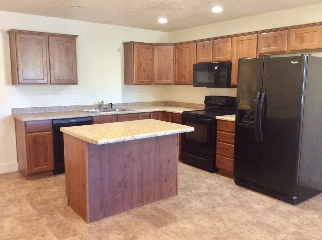 798 Adams Dr - Photo 2 of 13