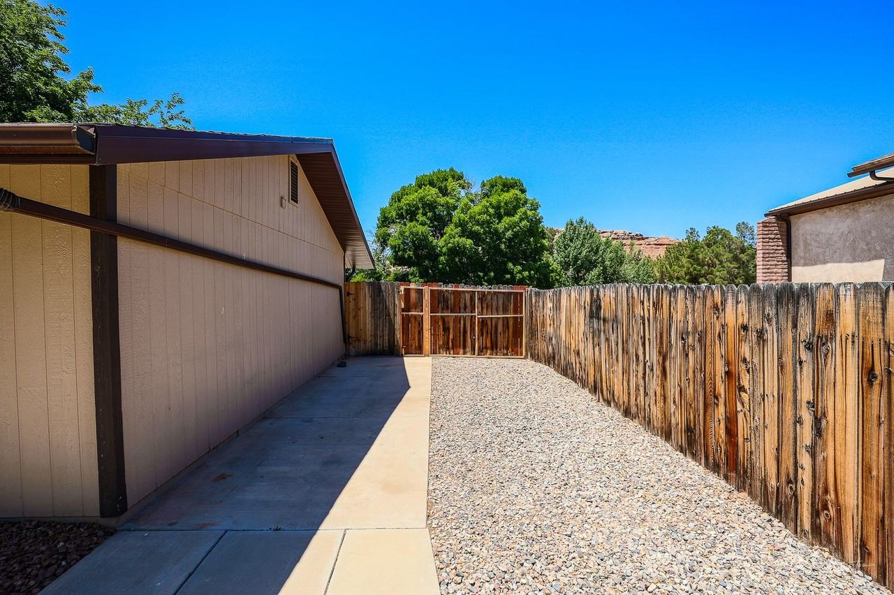 2821 Juniper Cir - Photo 4 of 39
