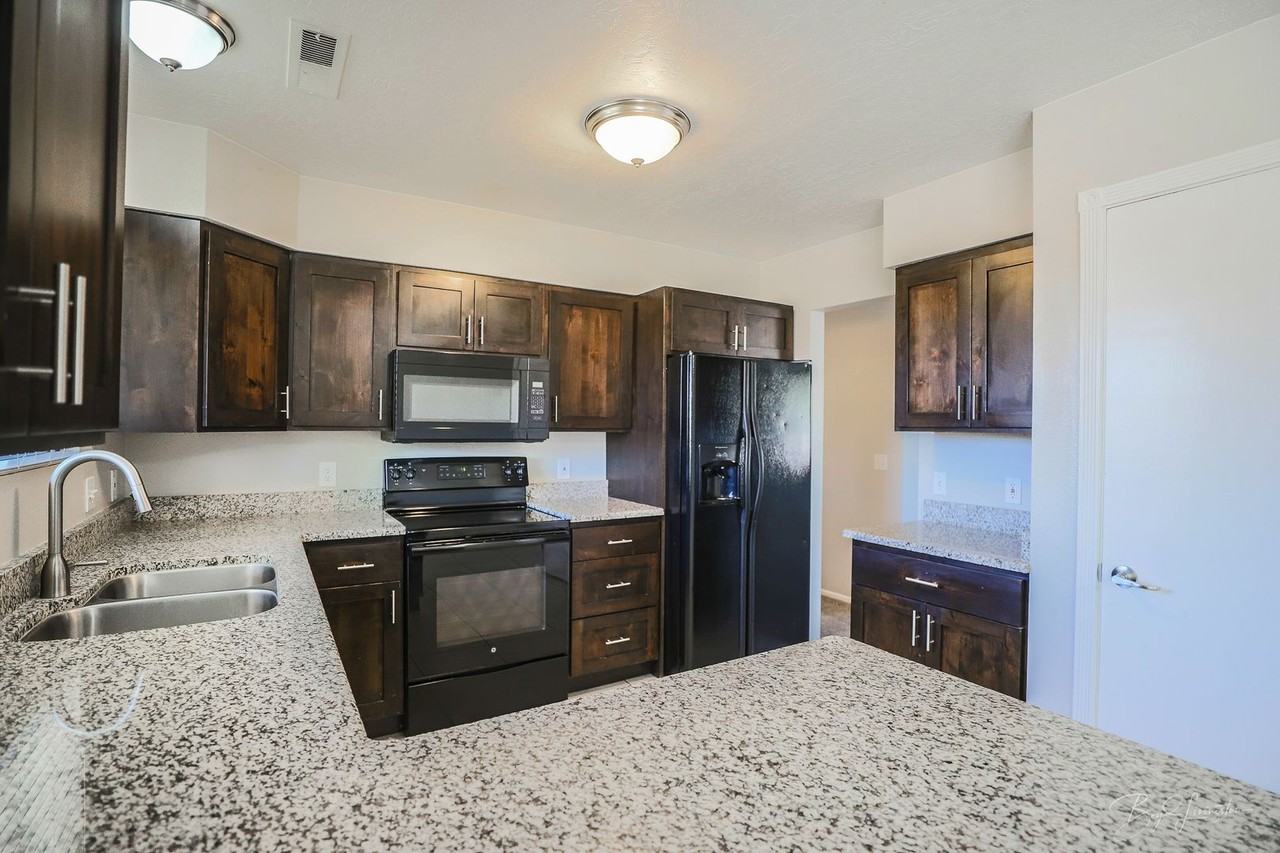 2821 Juniper Cir - Photo 6 of 39